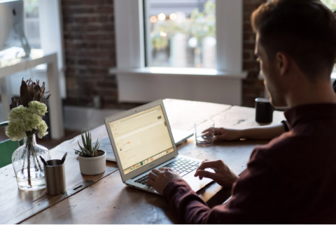 Les Français consacrent 27 ans, 7 mois et 6 jours de leur vie sur Internet